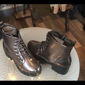 Nature Breeze Metallic Zipper Booties sz 6